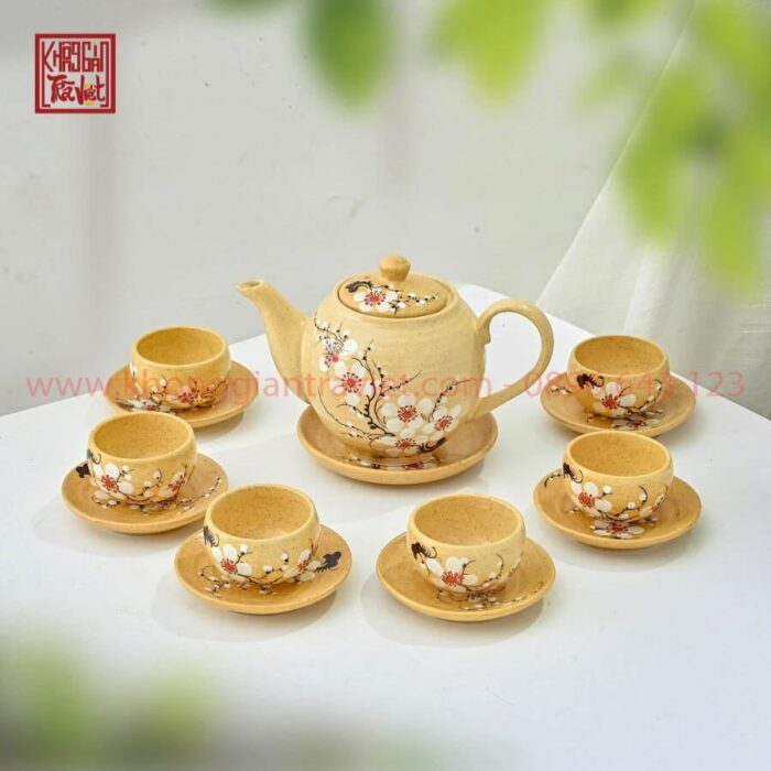 Bo Am Tra Men Vang Ve Hoa Anh Dao.jpg
