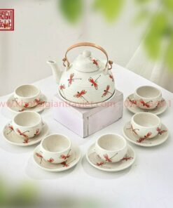 Bo Am Tra Su Trang Quai Dong Ve Chuon Chuon Do.jpg