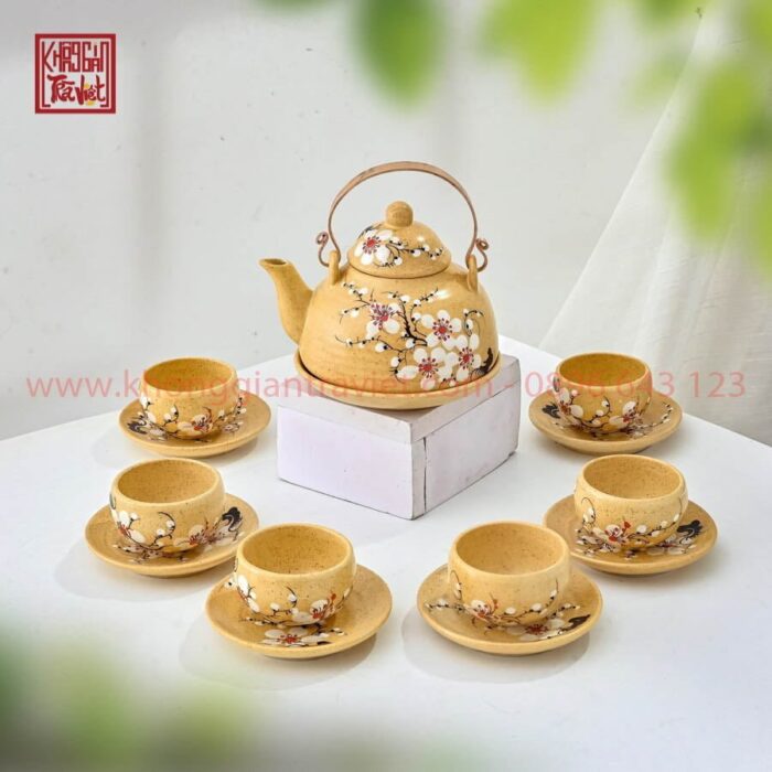 Bo Am Tra Bat Trang Quai Dong Men Vang Tieu Ve Hoa Anh Dao.jpg