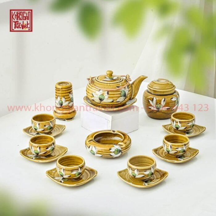 Bo Am Tra Dep Quai Dong Lien Hoa Men Vang Gom Bat Trang.jpg
