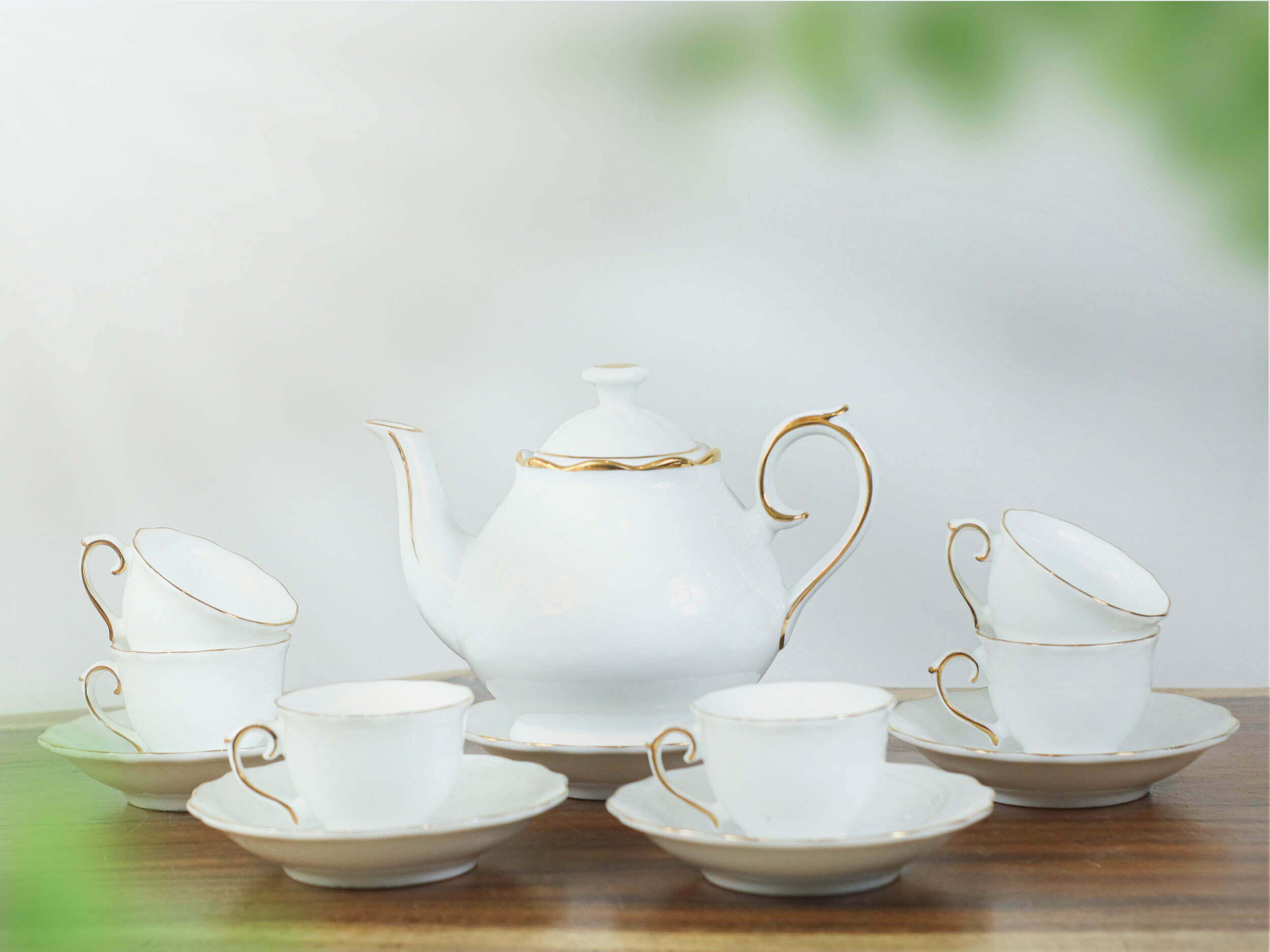Bộ ấm chén trắng hoàng cung chỉ vàng